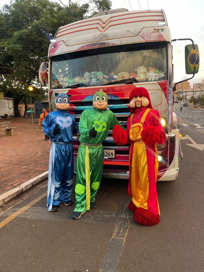 Carreta da Alegria arrecada 1400l de leite em apoio do social