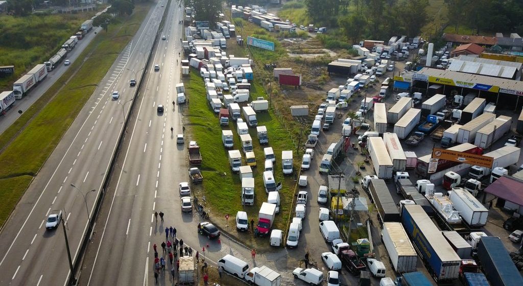 Uma nova paralisação de caminhoneiros pode ter início em várias regiões do País