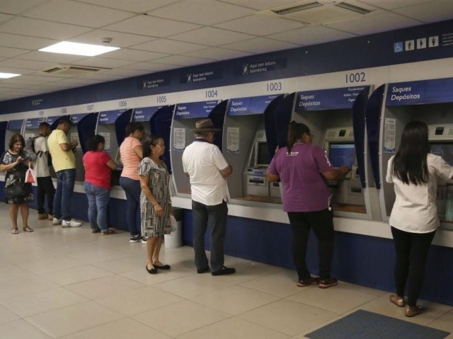 Clientes sacam dinheiro na Caixa Econômica Federal (Foto: José Cruz/Agência Brasil)