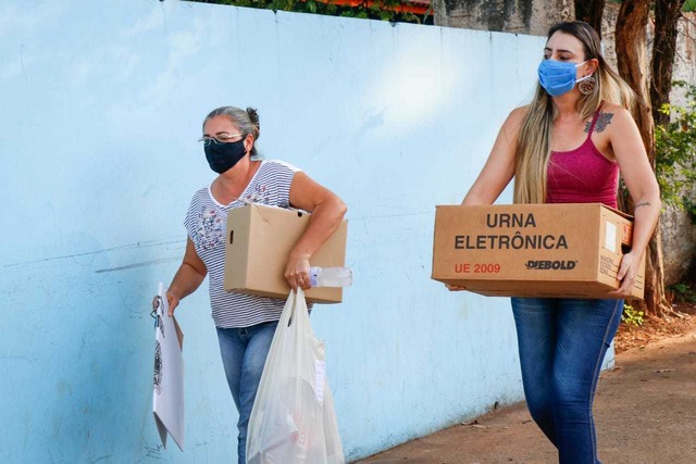 Urna sendo entregue na manhã de hoje, em Campo Grande (Foto: Henrique Kawaminami)