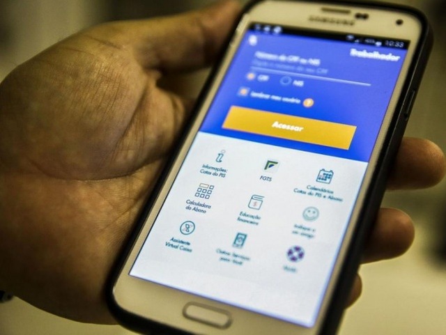 Para escolher a modalidade de “saque-aniversário”, o beneficiário deve entrar na seção correspondente, no site do FGTS, ou via aplicativo, disponível para smartphones (Foto: Marcelo Camargo/Agência Brasil)