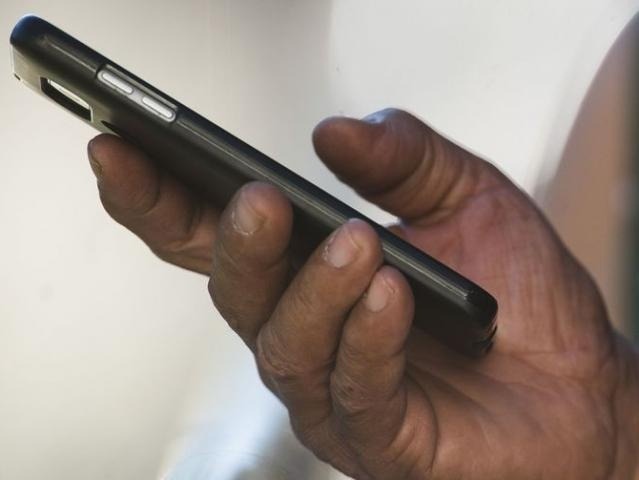 Uma pessoa segurando o telefone celular. (Foto: Marcello Casal Jr/Agência Brasil)