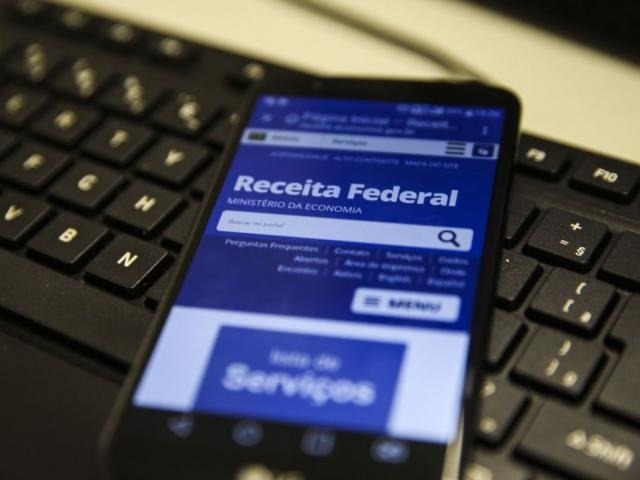 Site da Receita Federal sendo acessado pelo celular. (Foto: Marcello Casal Jr / Agência Brasil)