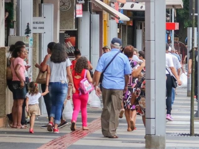 População passa em frente de lojas do Centro de Campo Grande (Foto: Marcos Maluf/Arquivo)