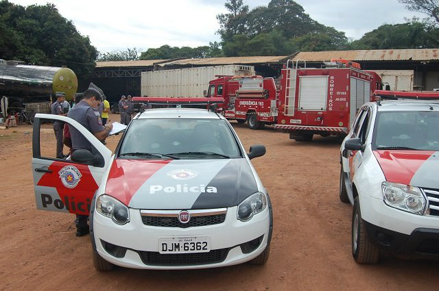 Policiais no local do acidente; ao fundo caminhão tanque ( Charles Caleb - Ata News )