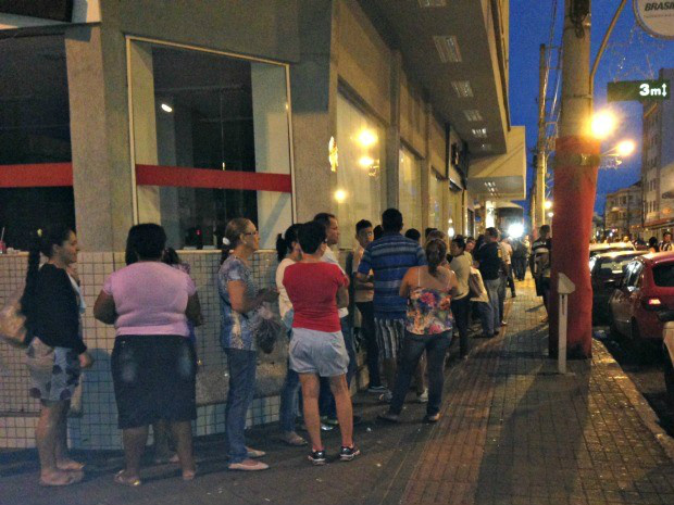 Fila para entrar na loja virou esquina da 14 de Julho com Barão do Rio Branco (Foto: Tatiane Queiroz/G1 MS)