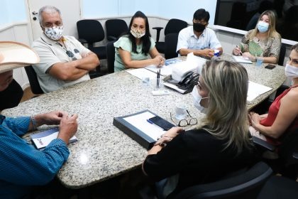 O prefeito de Três Lagoas, Angelo Guerreiro, reuniu seus secretários e diretores para tratar com o promotor de Justiça do Meio Ambiente e Urbanismo, Antônio Carlos Garcia, o início das tratativas para a construção de um Gatil e Canil Municipal em Três Lagoas.