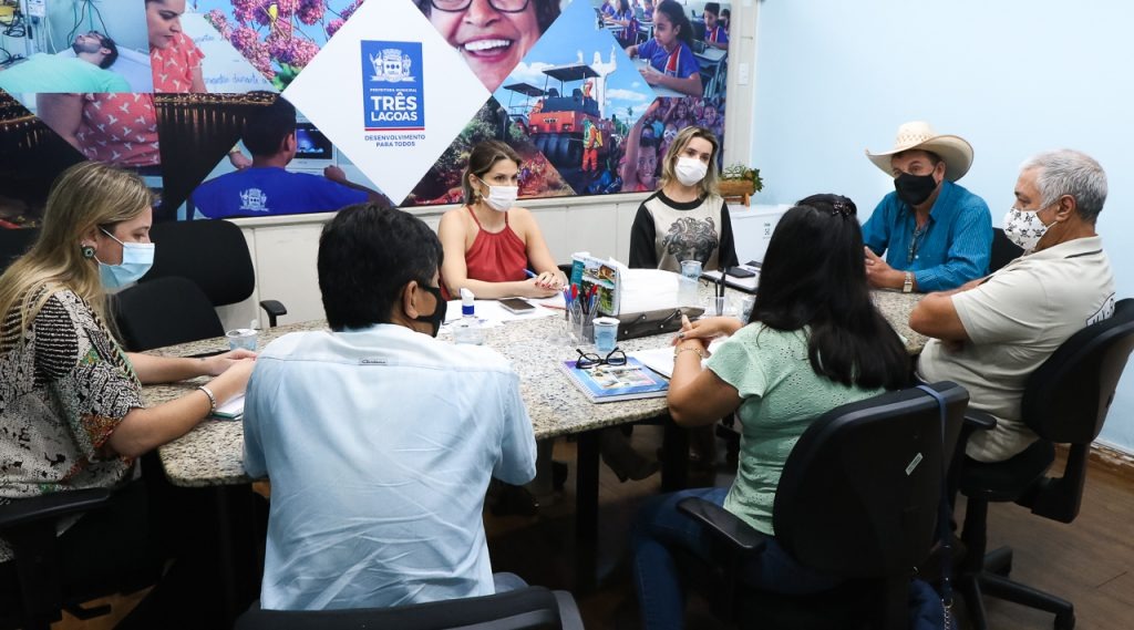 O prefeito de Três Lagoas, Angelo Guerreiro, reuniu seus secretários e diretores para tratar com o promotor de Justiça do Meio Ambiente e Urbanismo, Antônio Carlos Garcia, o início das tratativas para a construção de um Gatil e Canil Municipal em Três Lago