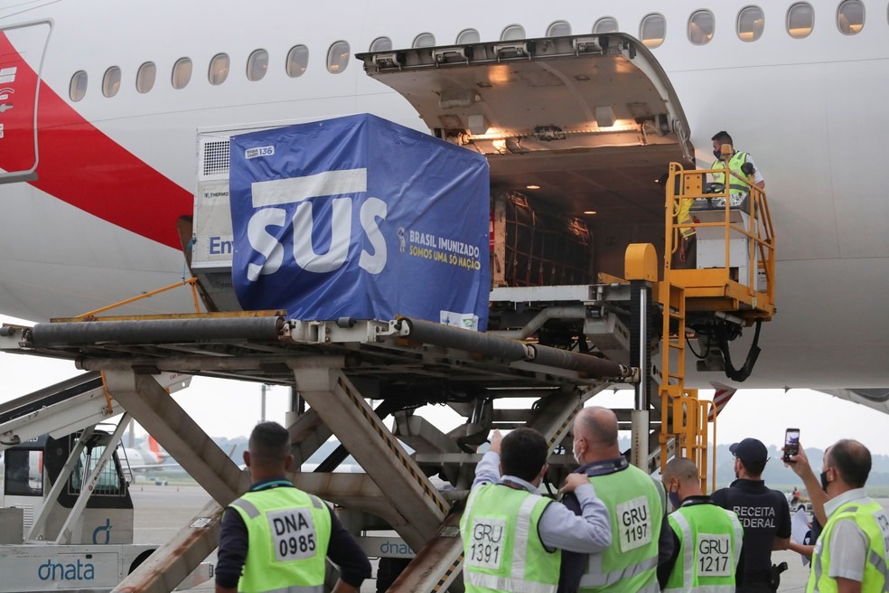 2 milhões de doses da vacina de Oxford desembarcam no aeroporto de Guarulhos, em SP, nesta sexta-feira (22). — Foto: REUTERS/Amanda Perobelli