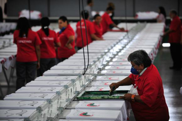 Entre os empresários ouvidos no estudo, 36,1% pretendem investir em 2015 para melhorar o processo de fabricação atual e 25,1%, para aumentar a capacidade. Foto: Marcelo Camargo/Agência Brasil.