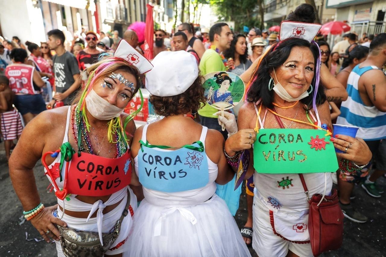 Três amigas fizeram uma brincadeira com suas próprias idades e se vestiram de 