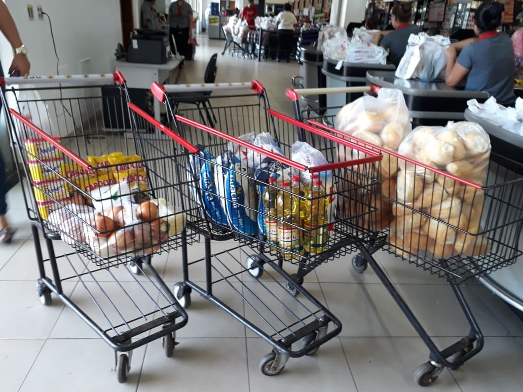 Alimentos que os empresários do Shopping Popular, doou aos caminhoneiros. (Foto: Cacula FM)