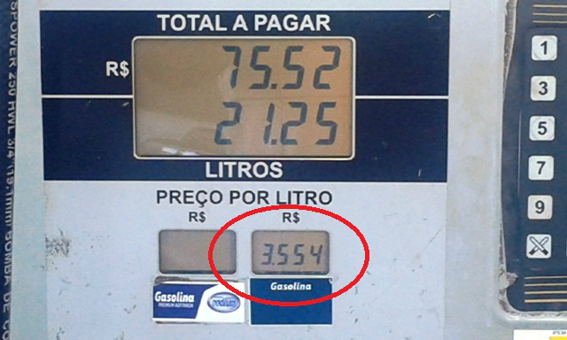 O preço da gasolina subiu para R$ 3, 55 o litro, registrando uma alta de 12% em comparação ao último preço anotando nas bombas do Posto Parati, de R$ 3,19. Rádio Caçula