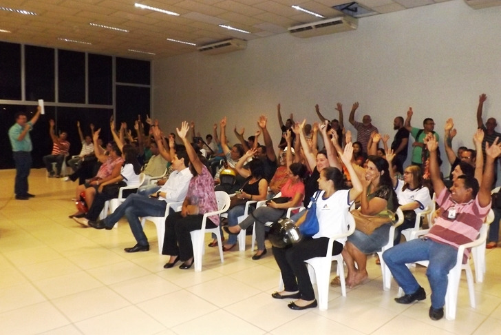 Com as mãos levantadas, servidores confirmam aprovação do reajuste