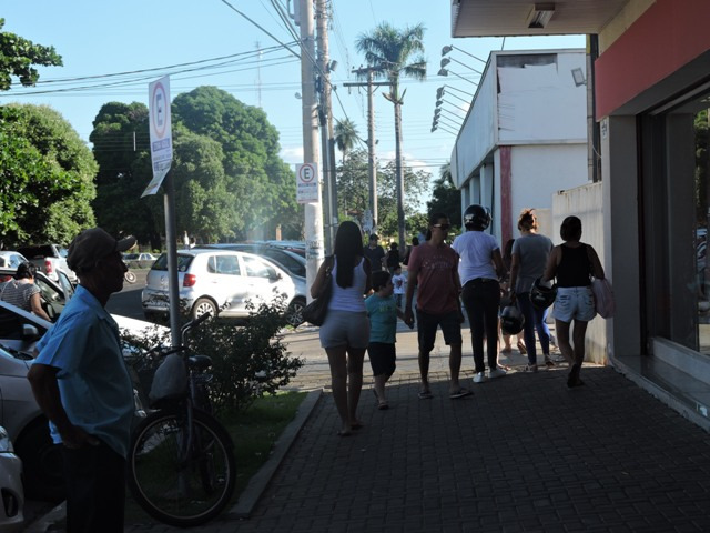 Comércio três-lagoense funciona em horário especial neste sábado, dia 10 de junho.