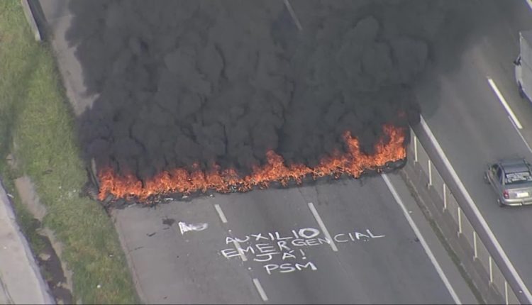 Protesto pela retomada do auxílio emergencial bloqueia rodovia em SP. (Foto: Reprodução/TV Globo)