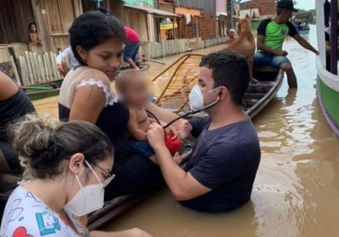 Rodrigo Damasceno na água atendendo a criança - Foto: Lucas Melo/Arquivo pessoal