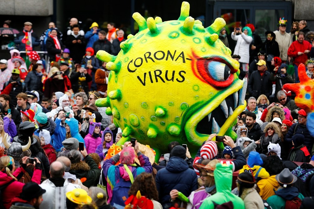 Desfile em Duesseldorf, na Alemanha, tem figura representando o coronavírus. — Foto: Thilo Schmuelgen/Reuters