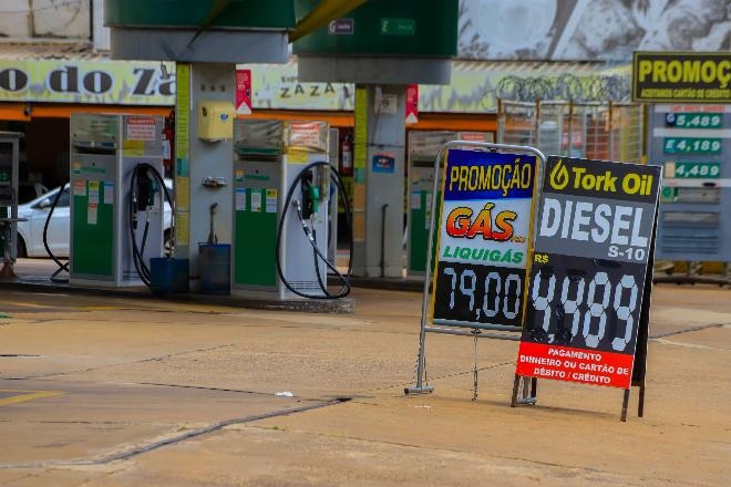 Derivados do petróleo, como gás de cozinha e óleo diesel, não param de subir - Gerson Walber