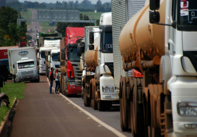 Motoristas pedem redução na alíquota do ICMS do diesel (Foto: Paulo Ribas / Correio do Estado)