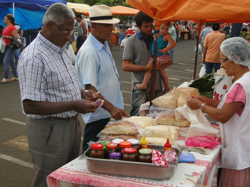 Parceria entre feirantes e comerciantes criou plataforma digital que irá possibilitar a entrega de produtos orgânicos e de uso contínuo, assim possibilitando que os feirantes voltem ao trabalho. Foto: Rádio Caçula