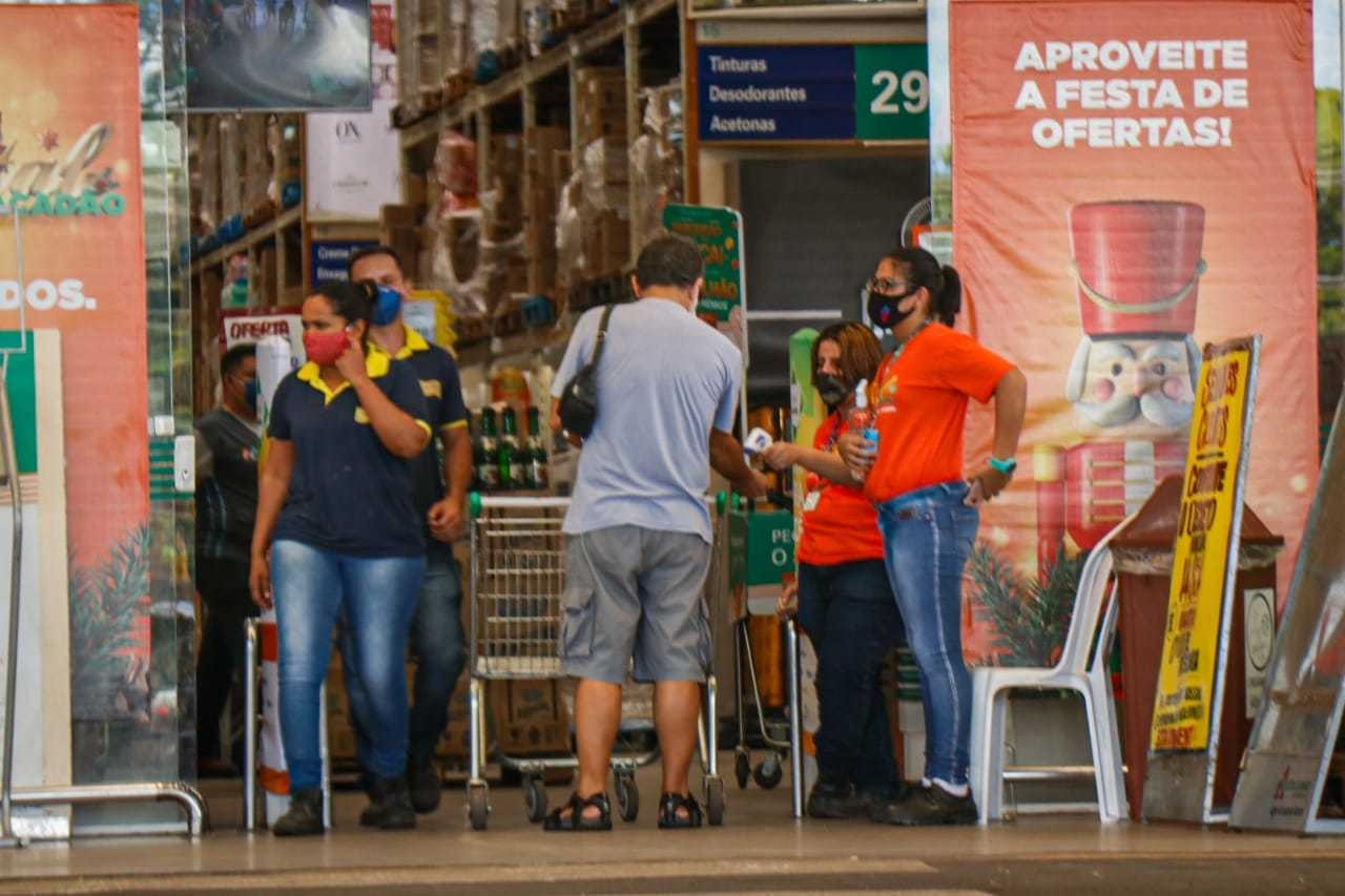 No começo da pandemia entrada era controlada em supermercados. (Foto: Henrique Kawaminami)