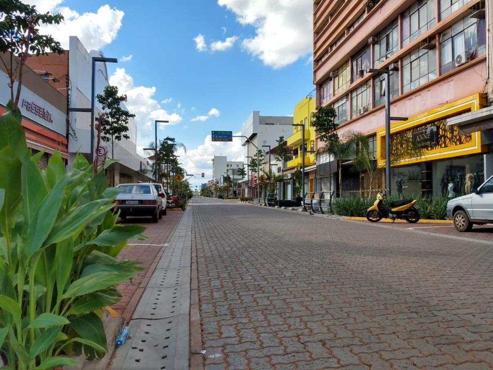 Rua 14 de Julho, uma das principais vias do centro de Campo Grande (MS), com o comércio fechado nesta quinta-feira (26) — Foto: Huanderson Merlotti/TV Morena