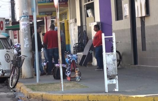 Comerciantes reclamam de concorrência desleal de ambulantes no centro. (Foto: Valdecir Cremon/Rádio Caçula)