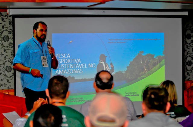 Rogério Bessa, do Amazonas, em palestra no simpósio: cota zero tornou a pesca principal produto turístico do estado