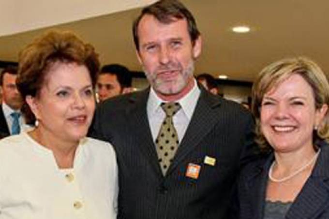 A então presidente Dilma Rousseff, o assessor Eduardo Gaievski e a então ministra Gleisi Hoffmann - Divulgação/VEJA 