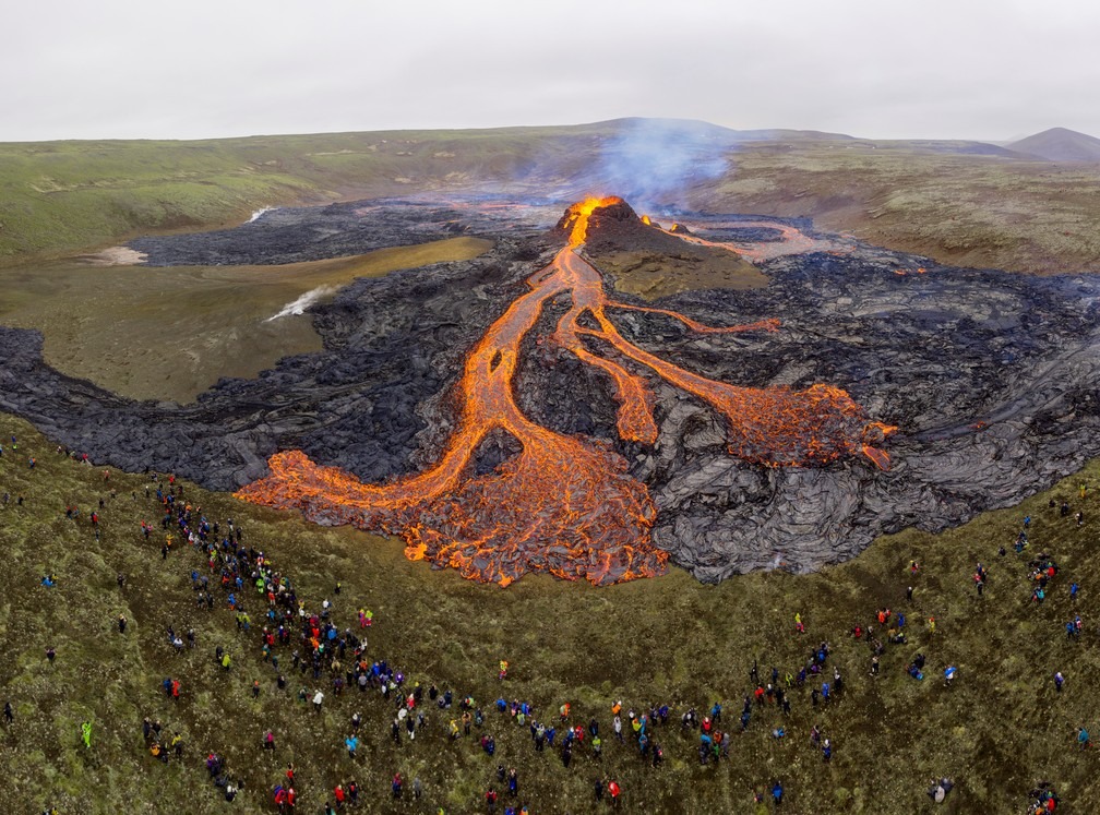 Vista aérea do domingo (21) do vulcão Fagradalsfjall, na Península de Reykjanes, na Islândia — Foto: Cat Gundry-Beck/Reuters