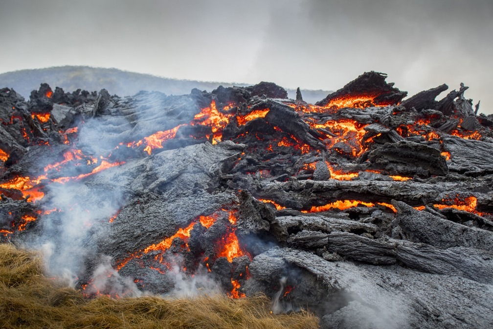 Lava de erupção de um vulcão na Península de Reykjanes, no sudoeste da Islândia, no sábado (20) — Foto: Marco Di Marco/AP