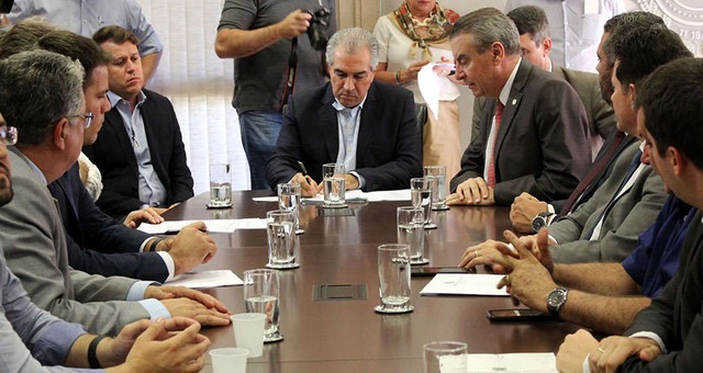 Governador de Mato Grosso do Sul Reinaldo Azambuja e autoridades do reunidos para a assinatura do Decreto que oficializa o “Decola MS”. Foto: Chico Ribeiro/Governo de MS.