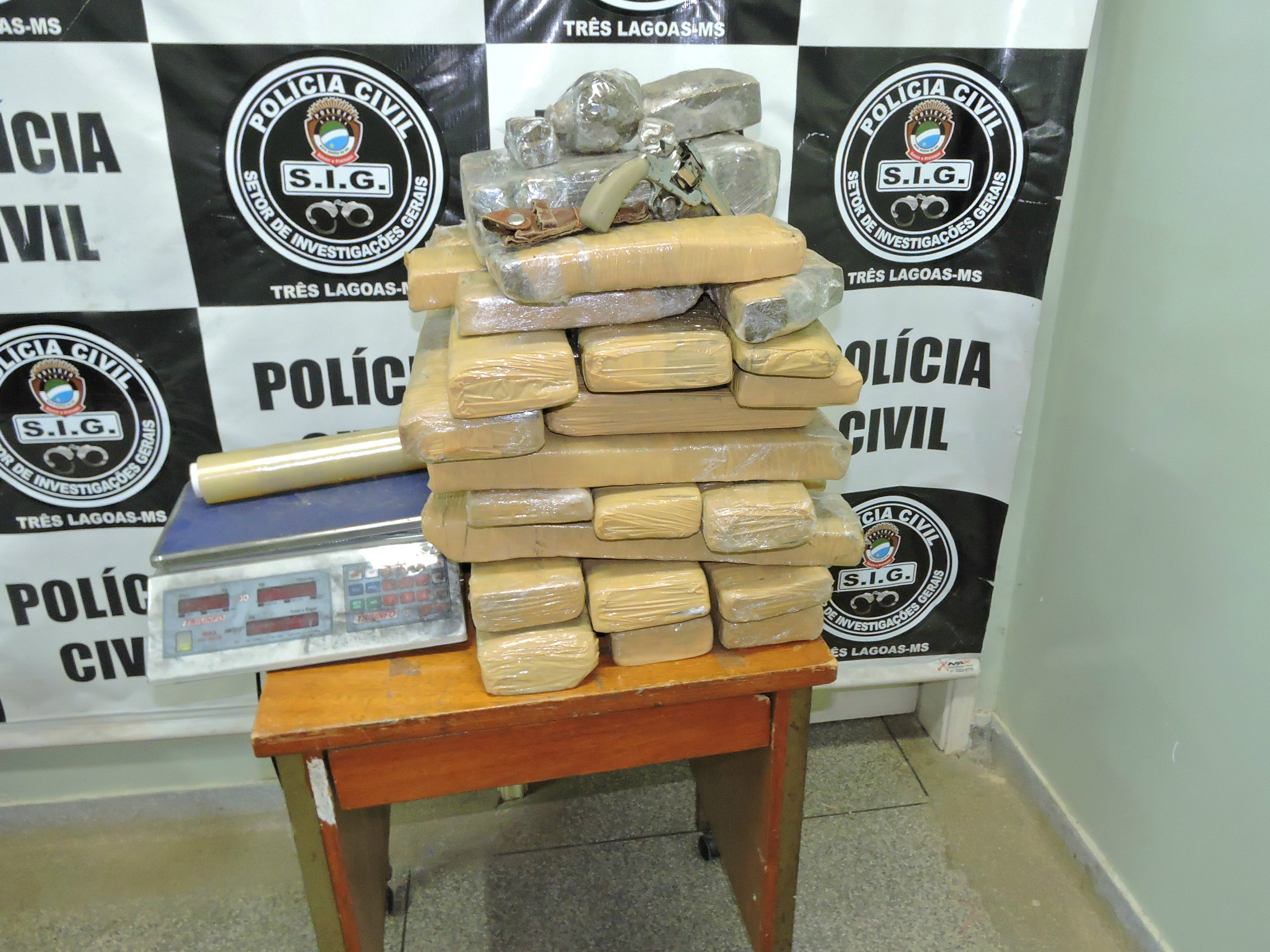 48kg de maconha apreendida  (Foto Rádio Caçula)