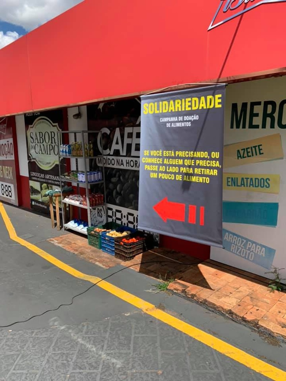 Objetos ficam expostos na frente de conveniência em MS — Foto: Redes Sociais/Reprodução