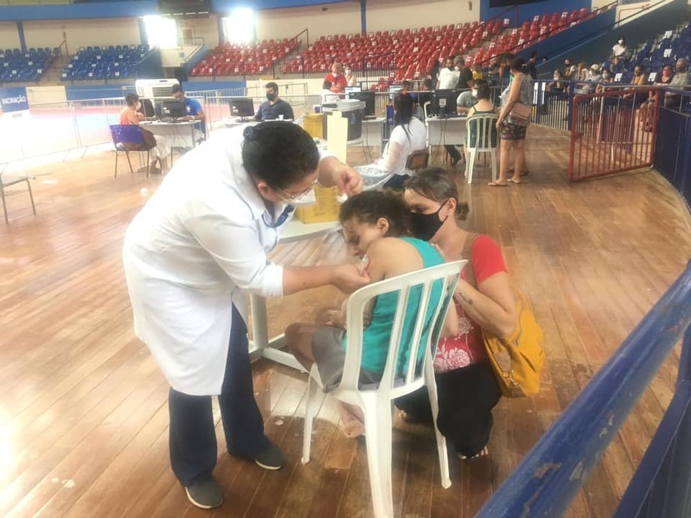 Radiologista ao lado da filha enquanto recebe a vacina contra a Covid-19 — Foto: Adriana Monteiro/Arquivo Pessoal