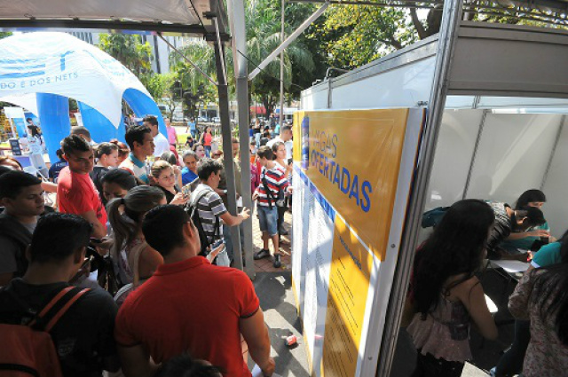 Feira de emprego na Praça Ary Coelho, no Centro de Campo Grande - Foto: Álvaro Rezende / Correio do Estado