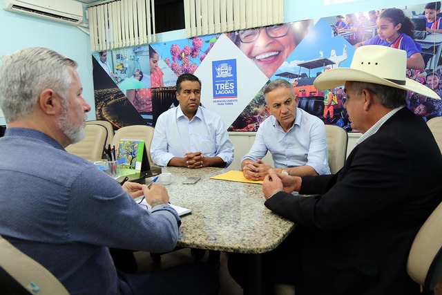 Prefeito e gestores públicos reuniram-se na manhã de ontem (26) para tratar sobre novos investimentos para Três Lagoas (MS). Foto: Prefeitura Municipal de Três Lagoas.