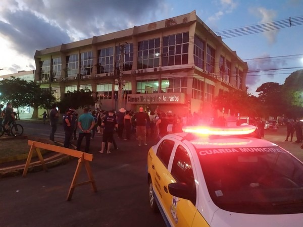 Comerciantes e empresários realizaram manifestação pedindo a reabertura de lojas — Foto: TV Morena/Reprodução