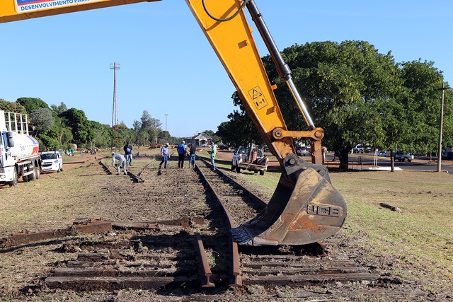 Retirada dos trilhos de trem para início das obras de construção da Feira Livre. Foto: Assessoria da Prefeitura.