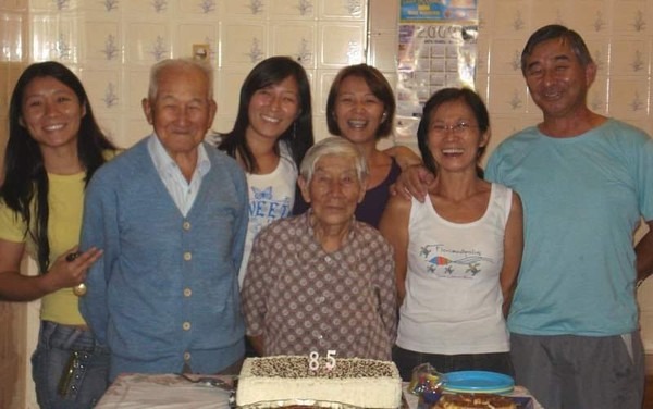 Foto da família do professor Mitio Kawaguti reunida. Da esquerda para a direita: Cristiane, Sandra, Adriana (fundo); Kazuo, Titose, Sonia, Mitio (frente) — Foto: Adriana Miyuki Kawaguti Saviani/ Arquivo Pessoal