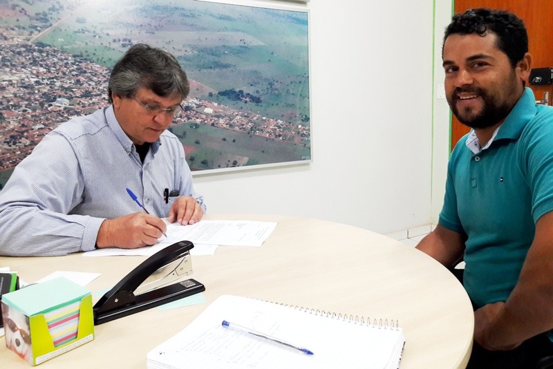 Prefeito de Brasilândia, Dr. Antonio e o presidente da Associação de Produtores Rurais do Reassentamento Pedra Bonita, Alcides Frasneli Júnior