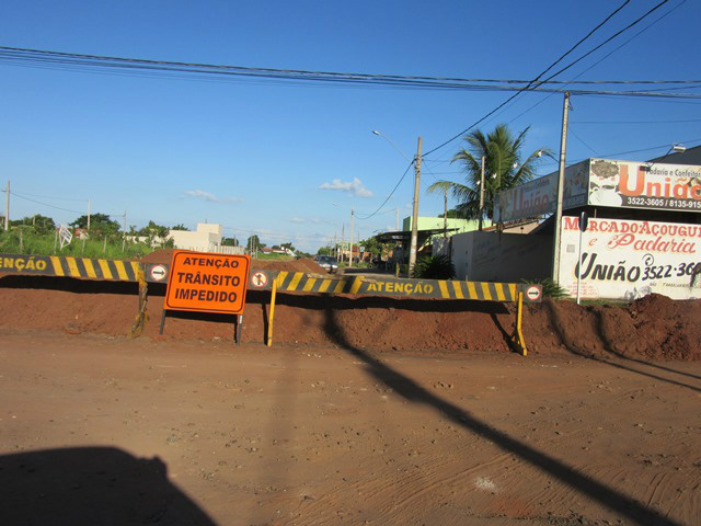 Rua Antônio Estevão Leal com trânsito impedido. Foto: Rádio Caçula