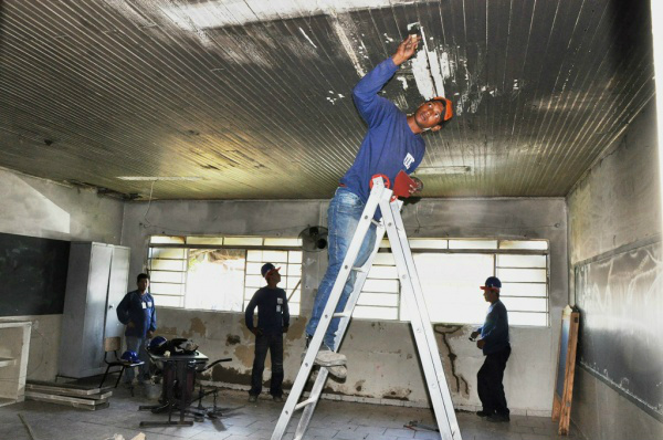 Foto da última escola queimada sofrendo reparos 