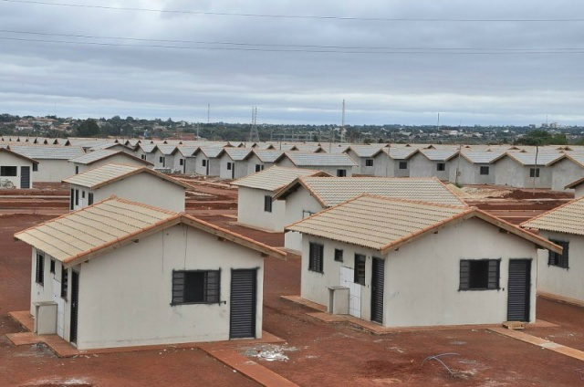 A estagnação imobiliária, apontada nos negócios envolvendo imóveis particulares, não atinge os loteamentos populares financiados pelo programa “Minha Casa, Minha Vida”. Foto: Divulgação.