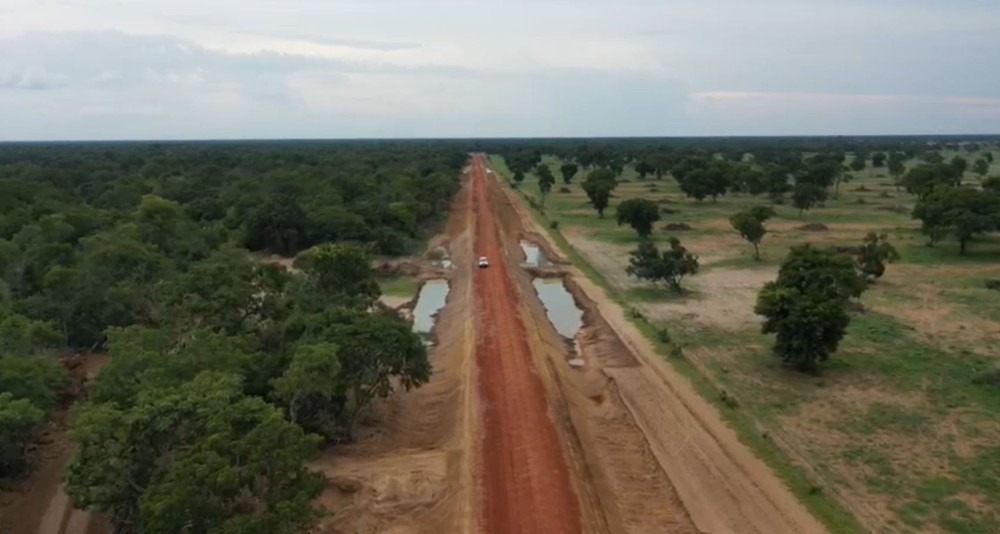 Obras de acesso à ponte que interliga os pantanais da Nhecolândia e Paiaguás estão adiantadas — Foto: Seinfra/Divulgação