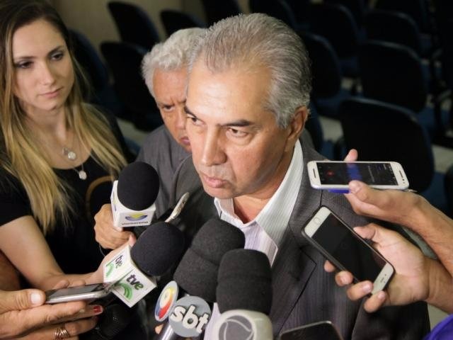 Governador Reinaldo Azambuja em entrevista depois de evento nesta terça-feira (Foto: Campo Grande News)