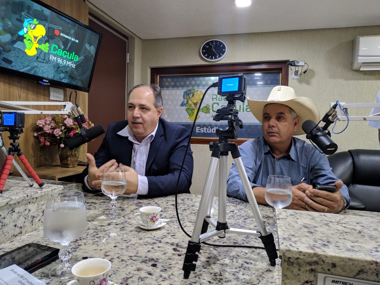 O prefeito Angelo Guerreiro e o assessor jurídico Luiz Henrique Gusmão comentaram questões fundiárias de TL no Programa Linha Direta com a Notícia desta quarta (24). Foto: Julia Vasquez/Rádio Caçula.