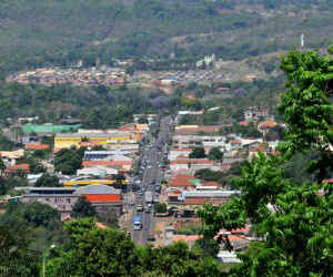 Trecho da Avenida Pedro Celestino, principal de Camapuã; a via corta a cidade de ponta a ponta (Foto: Valdenir Rezende/Correio do Estado)