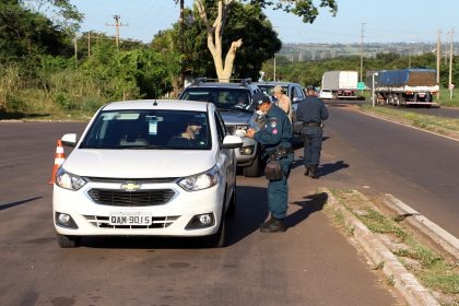 Fiscalização durante barreira sanitária - (Foto: Divulgação / Prefeitura de Três Lagoas)